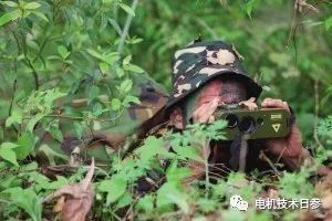 三名偵察兵進(jìn)行匝間絕緣檢查